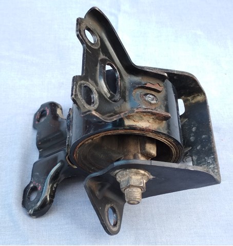 Подушка (опора) двигуна, ліва Міцубісі Лансер X