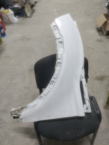 Бічна частина передня ліва LR091699 LAND ROVER
