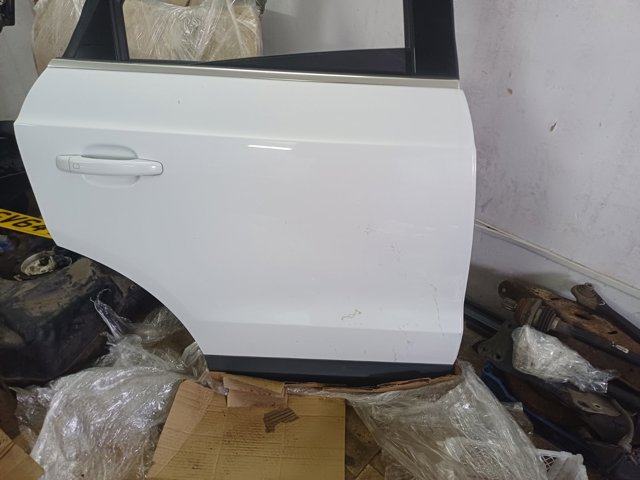 Двері пасажирські задні праві 8U0833052 VAG