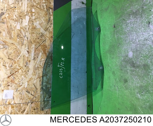 Скло переднє праве mercedes w203 A2037250210