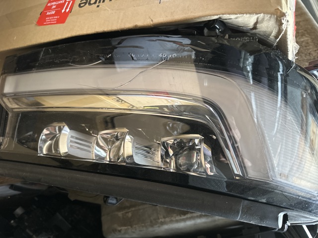 Фара комбінована, передня 8114560Q51 TOYOTA