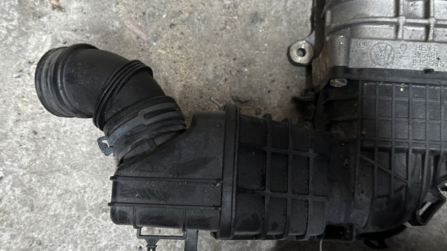 Патрубок повітряний, вхід повітряного фільтра 03C145747C VAG