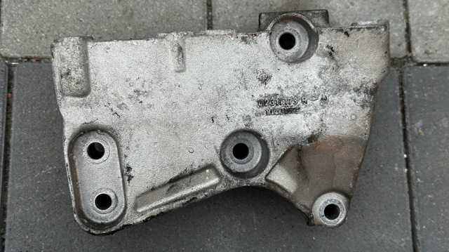 Кронштейн подушки (опори) двигуна, правої 112317173R RENAULT