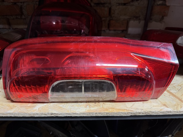 Задній правий стоп 13202F PEUGEOT