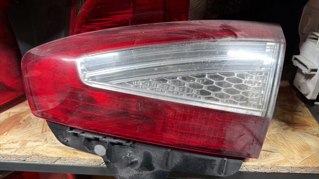 Ліхтар задній внутрішній правий 1764010 FORD