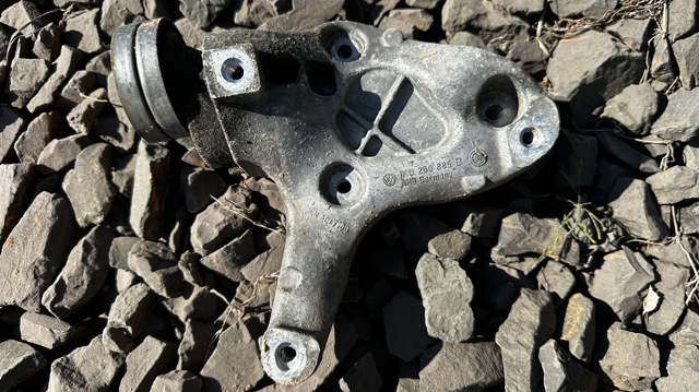 Кронштейн компресора кондиціонера 1K0260885B VAG
