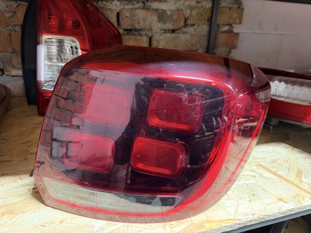 Задній правий стоп 265506147R RENAULT
