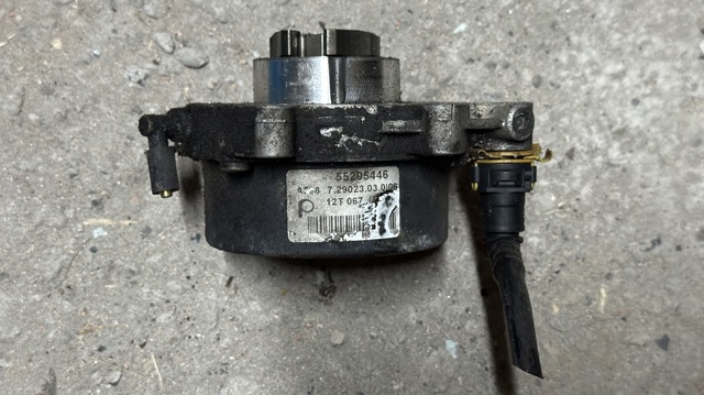 Насос вакуумний 55205446 OPEL