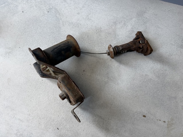 Кронштейн запаски 572114264R RENAULT