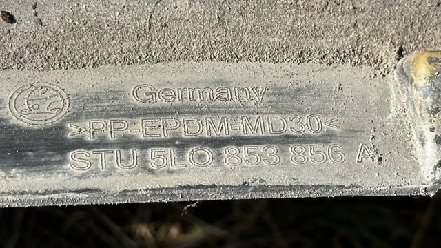 Накладка зовнішня (молдинг) порога, правий 5L0853856A VAG