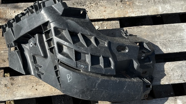 Кронштейн кріплення бампера переднього правий 620340101R RENAULT