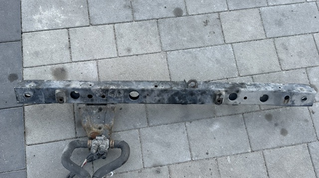 Рамка радіатора нижня 625301KB0B NISSAN