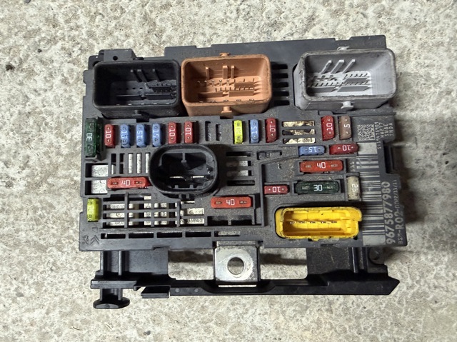 Коробка запобіжників 9675877980 PEUGEOT