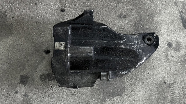 Кронштейн подушки (опори) двигуна, лівої A6512230004 MERCEDES