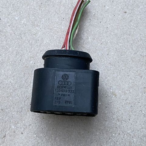 Роз'єм (фішка) заднього ліхтаря 1J0973733 VAG