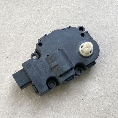 Мотор заслінки печі 410475520 BMW