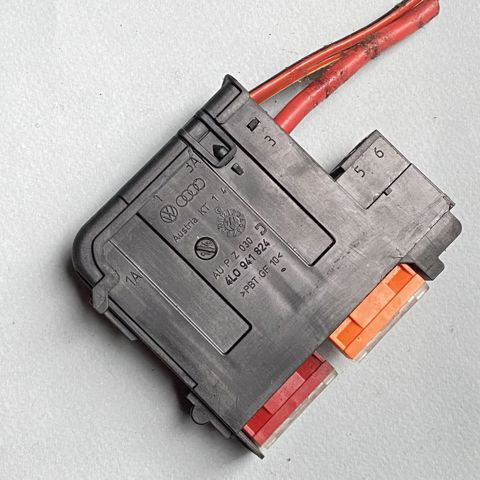 Блок запобіжників задній, салонний 4L0941824 VAG