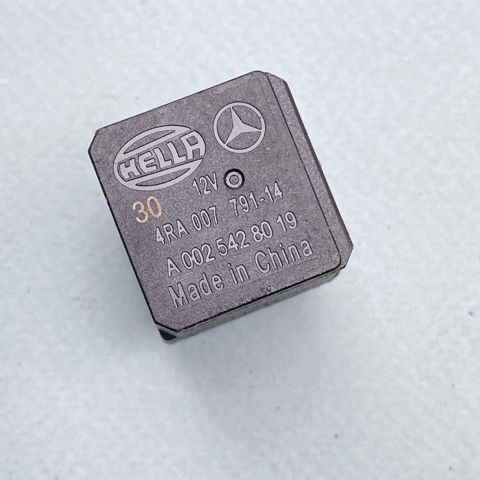 Реле вентилятора A0025428019 MERCEDES
