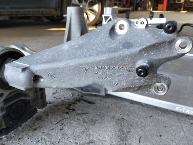 Кронштейн подушки (опори) двигуна, задньої 9J1199208C PORSCHE