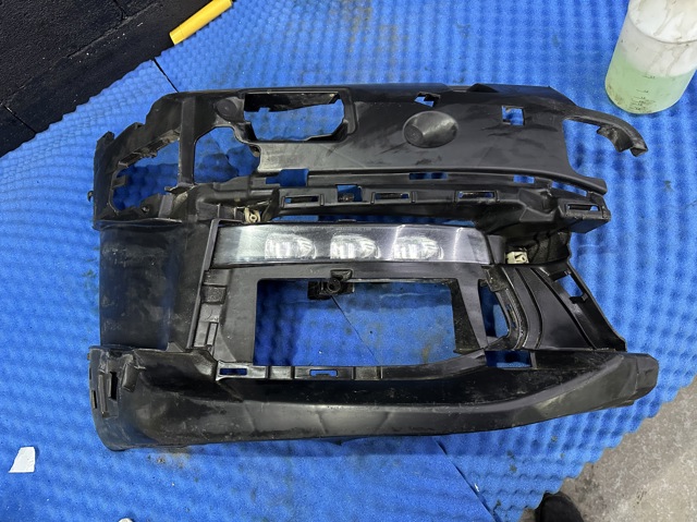 Кріплення протитуманки правої 51118061130 BMW