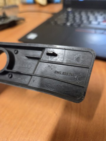 Заглушка жабо збоку 8W0823745 VAG