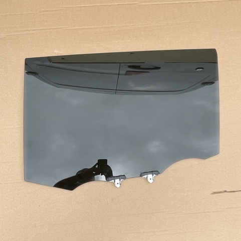 Скло заднє ліве 681040E090 TOYOTA