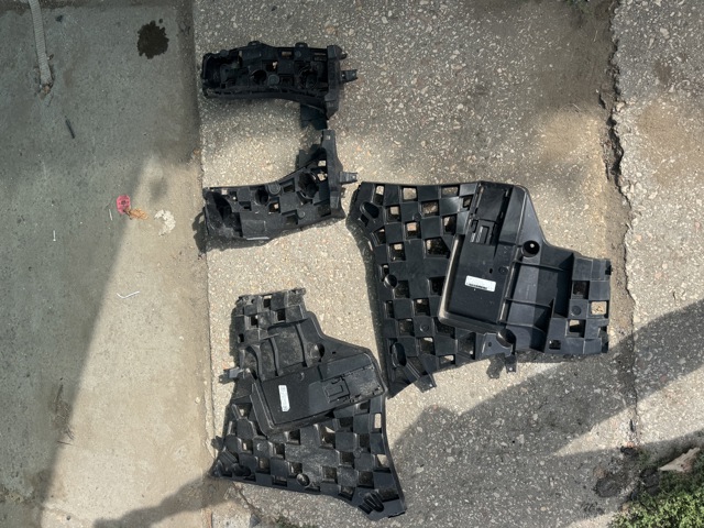 Кронштейн бампера заднього, правий 51127420666 BMW