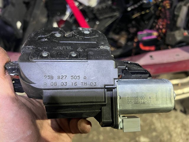 Двигун склоочисника заднього скла 95B955711 PORSCHE