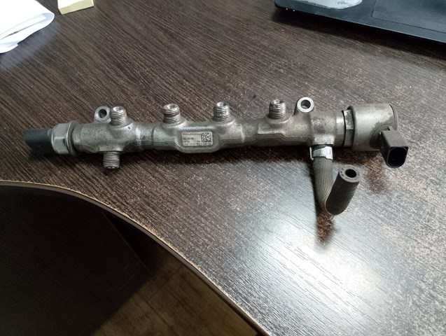 Розподільник палива 04L130093 VAG