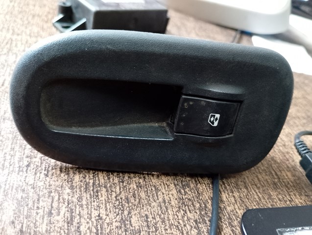 Кнопки переднього правого склопід'ємника 8200548968 RENAULT