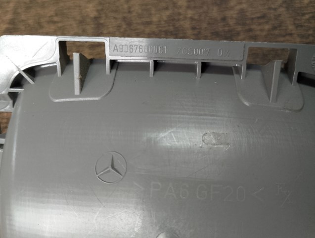 Ручка задніх (навстіж) дверей, права внутрішня 9067600061 MERCEDES