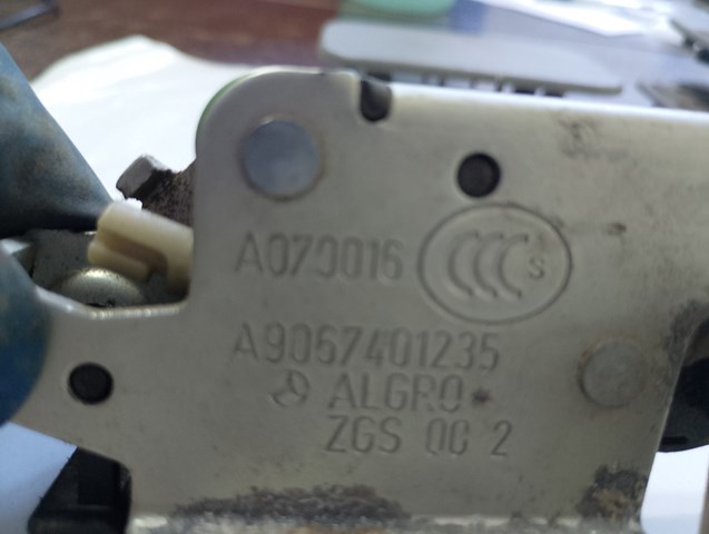 Замок задніх лівих распашних дверей, нижній A9067401235 VAG