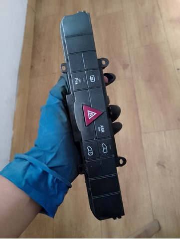 Блок кнопок центральної консолі A9068702110 MERCEDES