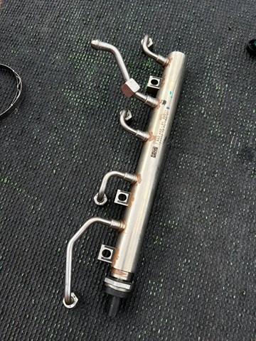 Розподільник палива (рампа), правий 13537852402 BMW