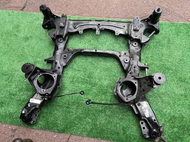 Передня балка 31106884852 BMW