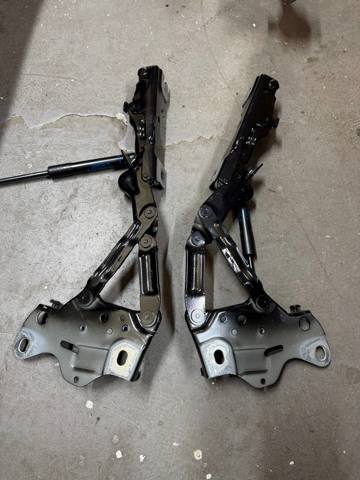Завіс капота, правий 41009477742 BMW