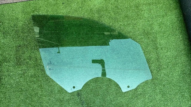 Скло передніх дверей, правих 51337417380 BMW