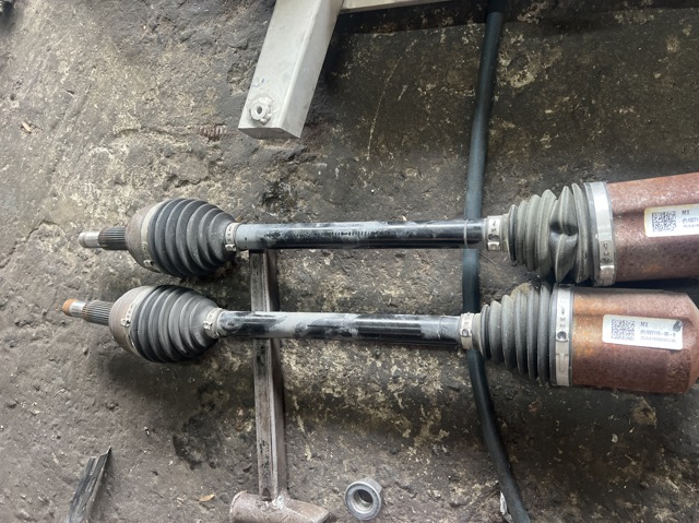 Піввісь передня, права 102711500D TESLA