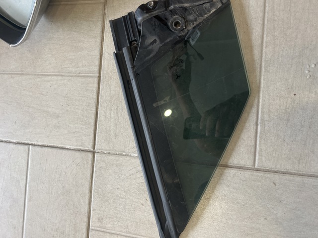 Скло вікна дверей водія нерухоме 110815700D Tesla Model