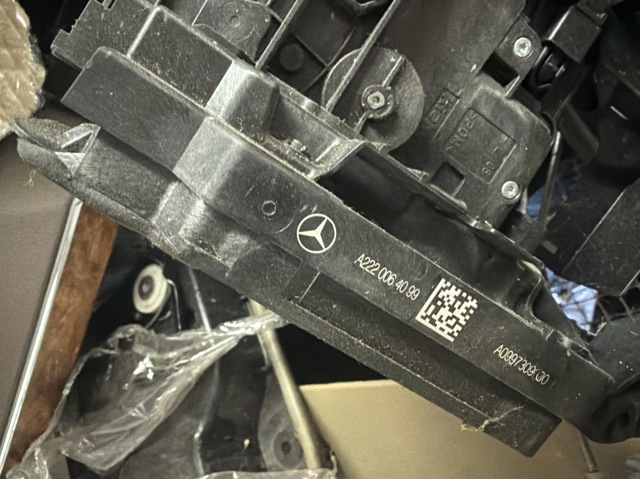 Замок задньої дверї, правої 2220064099 MERCEDES