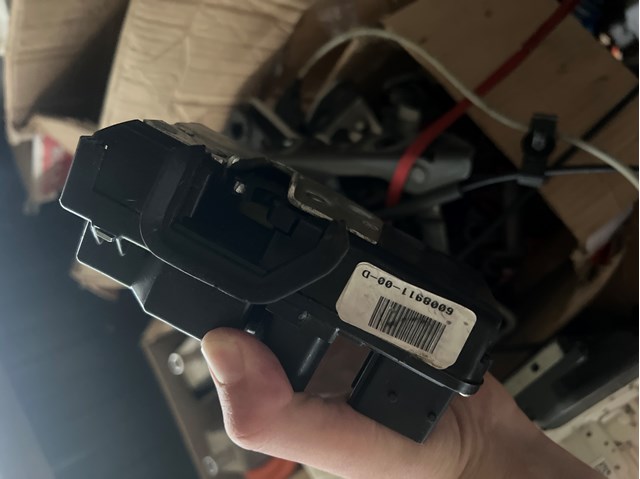 Замок задньої двері, лівої 600891100D TESLA