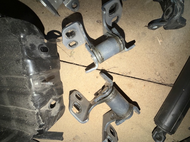 Петля заднтої двері, лівої 600955500F Tesla Model