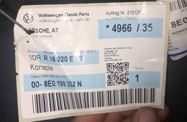 Кронштейн подушки (опори) двигуна, правої 8E0199352N VAG
