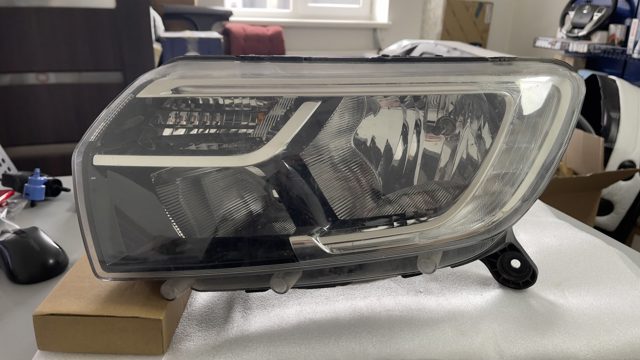 Фара ліва передня 260607366R RENAULT