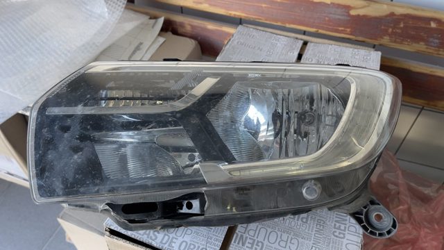 Основна фара в зборі ліва 260609154R RENAULT