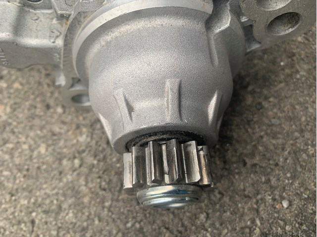 Стартер , як новий є маленька тріщина але на роботу не мішає знято з робочого американця 