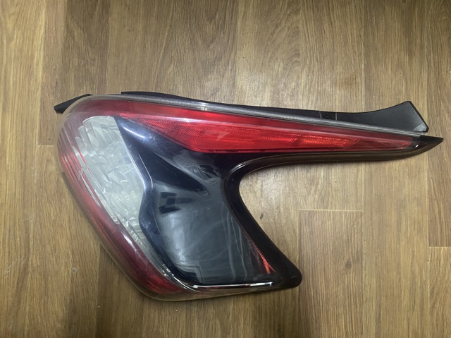 Ліхтар задній правий 26550BV80A NISSAN