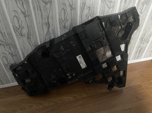 Кронштейн бампера заднього, правий 51127420654 BMW