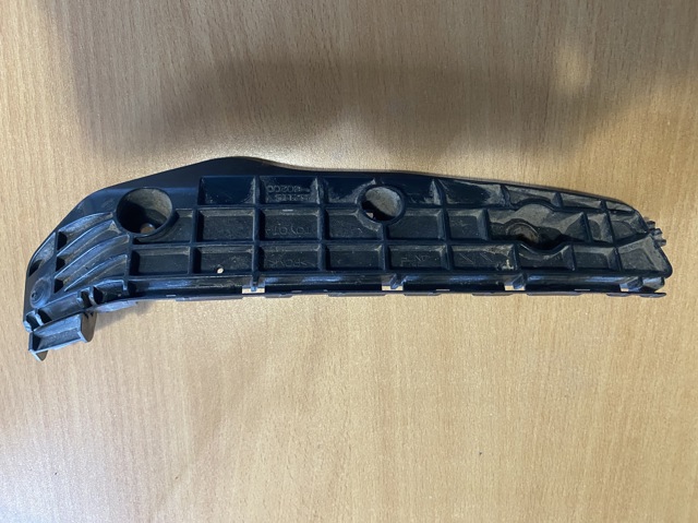Кронштейн бампера переднього, зовнішній правий 5211560200 TOYOTA