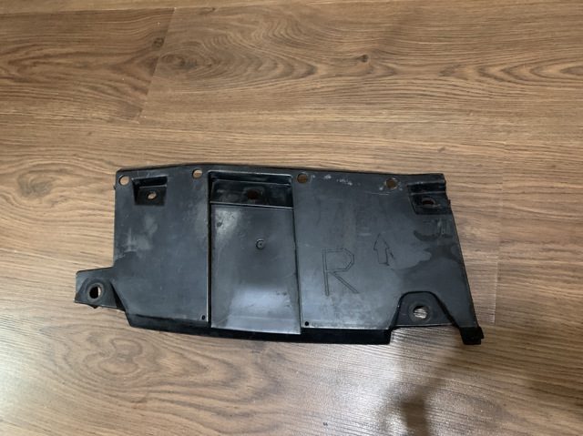Захист заднього бампера 587230R010 TOYOTA